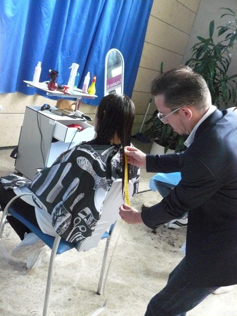 Fotos de las donaciones de pelo contra el cáncer de mama en el Hospital de la Ribera