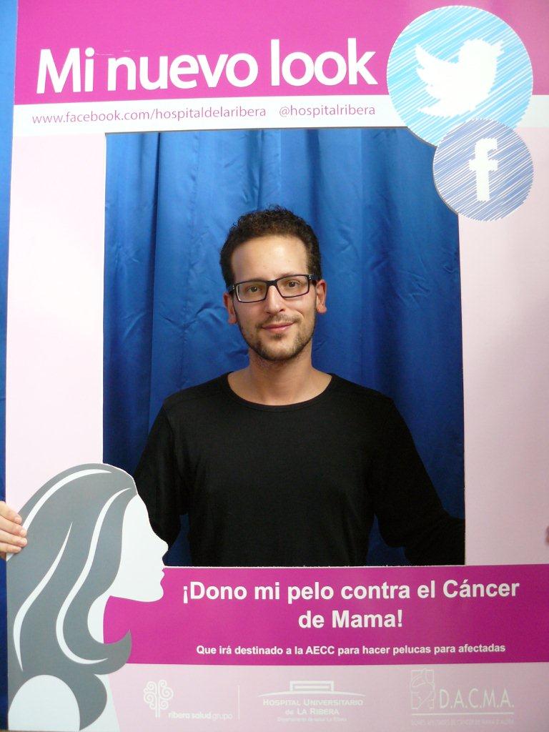 Fotos de las donaciones de pelo contra el cáncer de mama en el Hospital de la Ribera