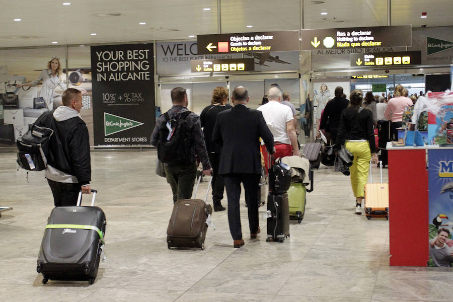 Moragues visita el control de Aduanas del aeropuerto de El Altet