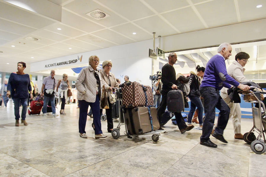 Moragues visita el control de Aduanas del aeropuerto de El Altet