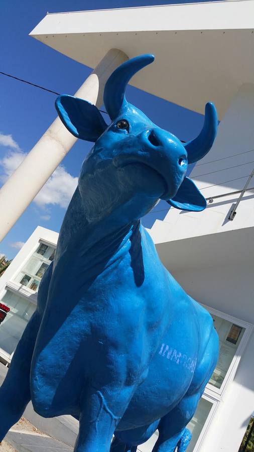 Vaca azul robada de una panaderia en Benissa