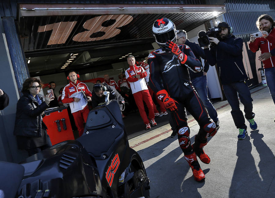 Imágenes del estreno de Lorenzo con Ducati y los de Márquez y Rossi