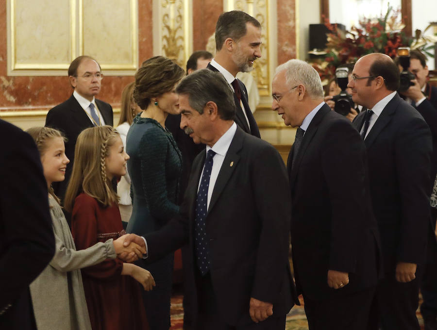 Fotos de Leonor y Sofía, protagonistas en el Congreso