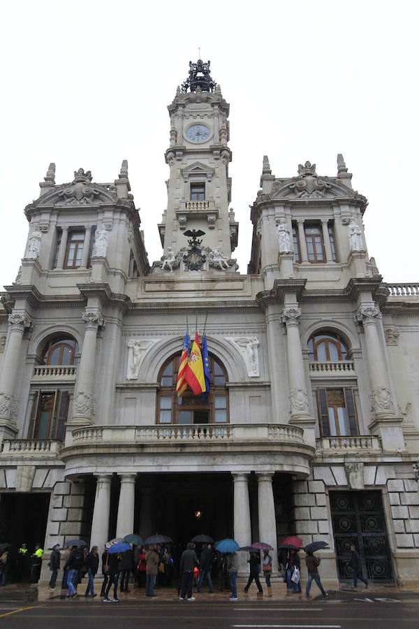 Fotos del Pleno extraordinario del Ayuntamiento de Valencia y del homenaje en el domicilio de Rita Barberá