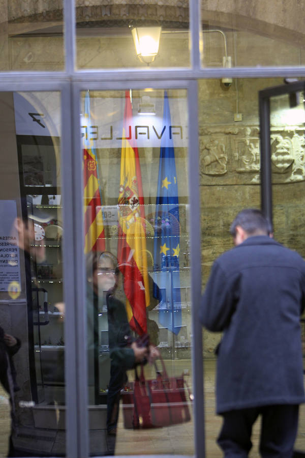 Fotos del Pleno extraordinario del Ayuntamiento de Valencia y del homenaje en el domicilio de Rita Barberá