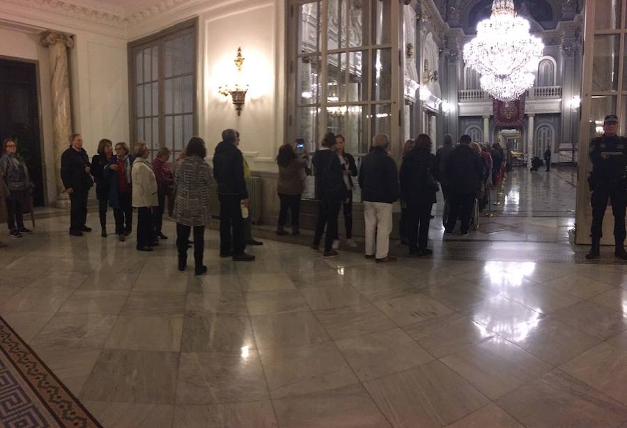 Fotos de las colas para firmar en el libro de condolencias dispuesto en el Salón de Cristal del Ayuntamiento de Valencia