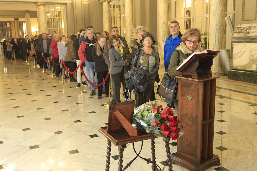 Fotos de las colas para firmar en el libro de condolencias dispuesto en el Salón de Cristal del Ayuntamiento de Valencia