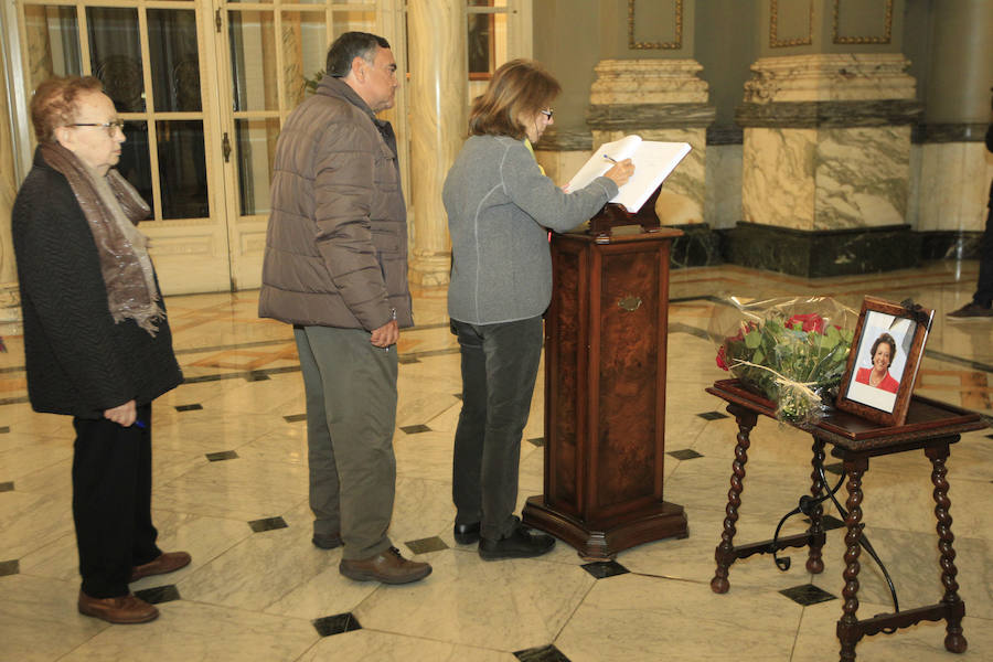 Fotos de las colas para firmar en el libro de condolencias dispuesto en el Salón de Cristal del Ayuntamiento de Valencia