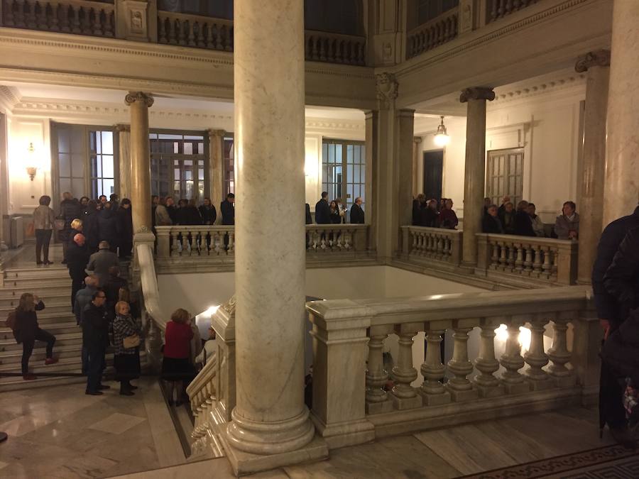 Fotos de las colas para firmar en el libro de condolencias dispuesto en el Salón de Cristal del Ayuntamiento de Valencia