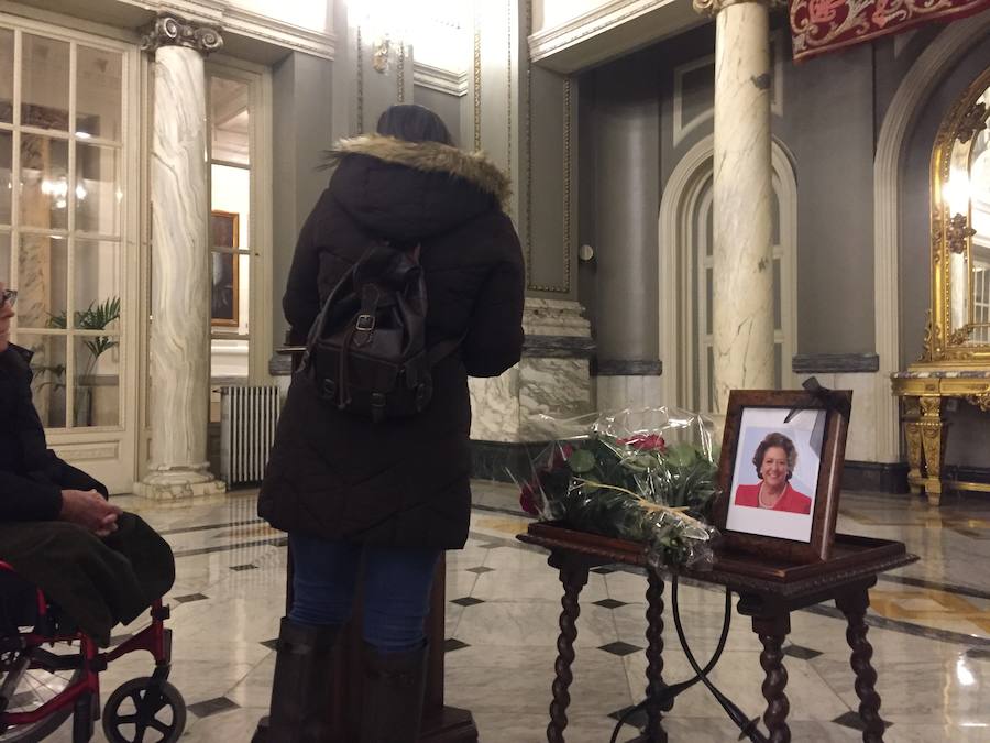 Fotos de las colas para firmar en el libro de condolencias dispuesto en el Salón de Cristal del Ayuntamiento de Valencia