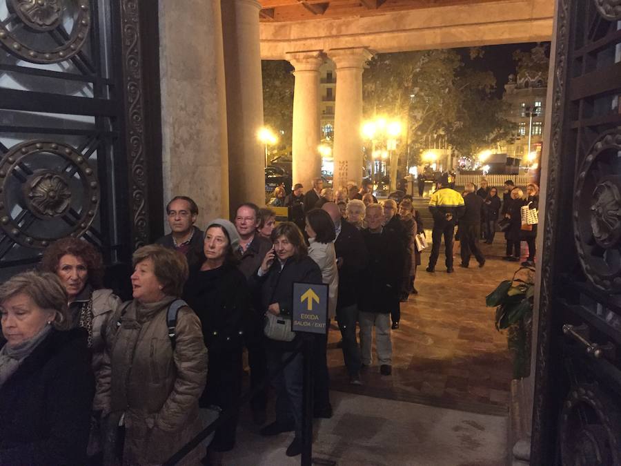 Fotos de las colas para firmar en el libro de condolencias dispuesto en el Salón de Cristal del Ayuntamiento de Valencia