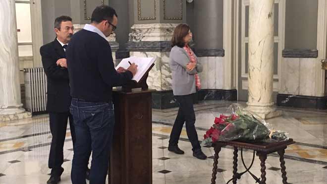 Fotos de las colas para firmar en el libro de condolencias dispuesto en el Salón de Cristal del Ayuntamiento de Valencia