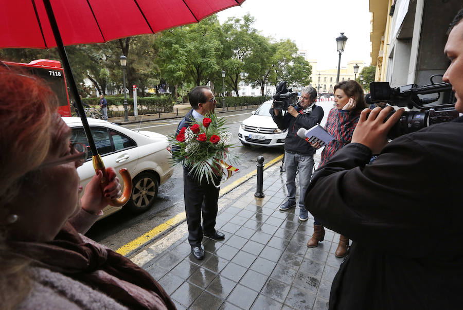 Fotos del Pleno extraordinario del Ayuntamiento de Valencia y del homenaje en el domicilio de Rita Barberá