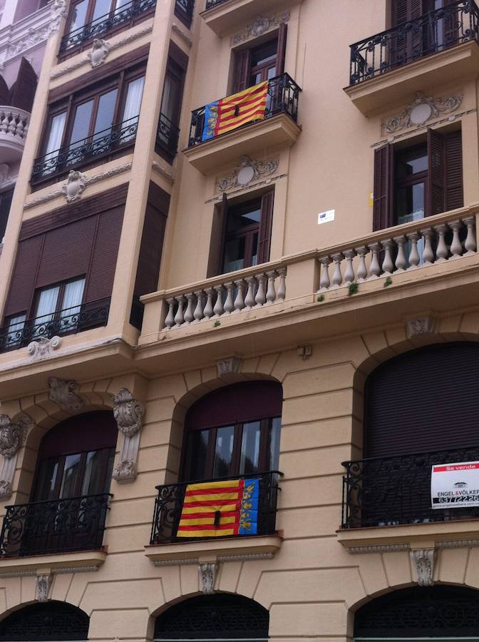 Fotos del Pleno extraordinario del Ayuntamiento de Valencia y del homenaje en el domicilio de Rita Barberá