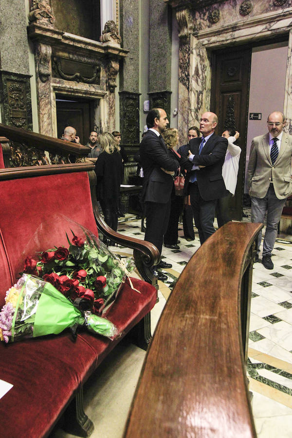 Fotos del Pleno extraordinario del Ayuntamiento de Valencia y del homenaje en el domicilio de Rita Barberá