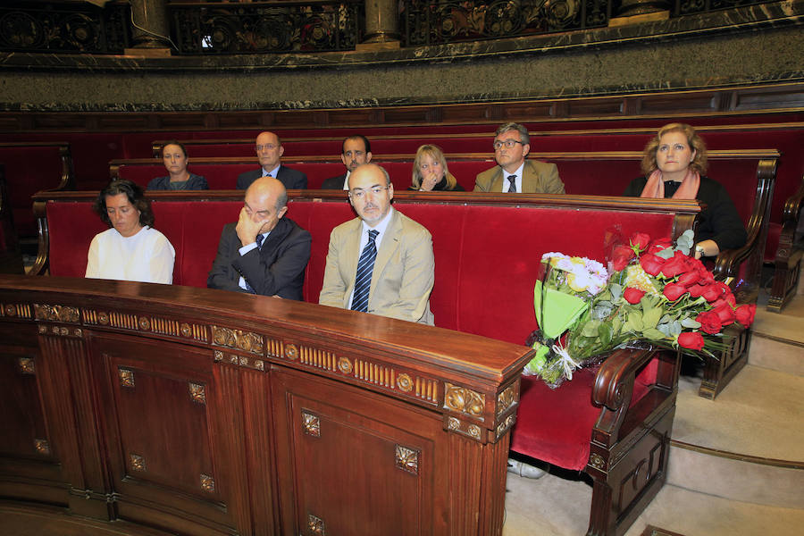 Fotos del Pleno extraordinario del Ayuntamiento de Valencia y del homenaje en el domicilio de Rita Barberá