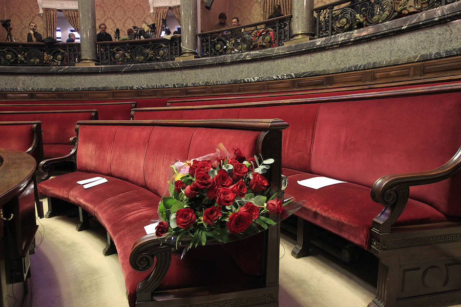 Fotos del Pleno extraordinario del Ayuntamiento de Valencia y del homenaje en el domicilio de Rita Barberá