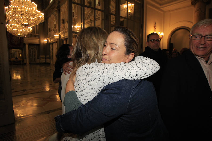 Fotos del Pleno extraordinario del Ayuntamiento de Valencia y del homenaje en el domicilio de Rita Barberá