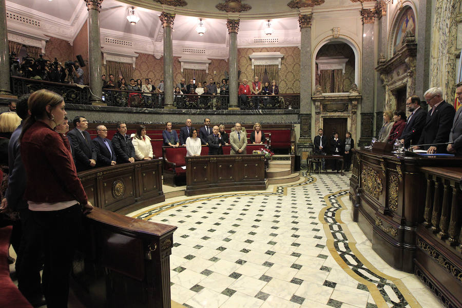 Fotos del Pleno extraordinario del Ayuntamiento de Valencia y del homenaje en el domicilio de Rita Barberá