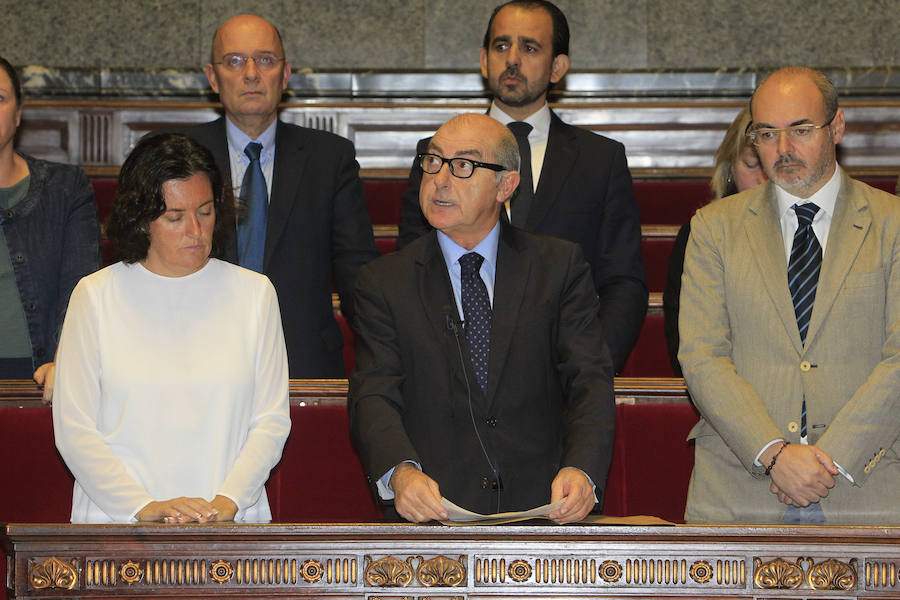 Fotos del Pleno extraordinario del Ayuntamiento de Valencia y del homenaje en el domicilio de Rita Barberá