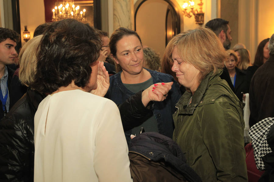 Fotos del Pleno extraordinario del Ayuntamiento de Valencia y del homenaje en el domicilio de Rita Barberá