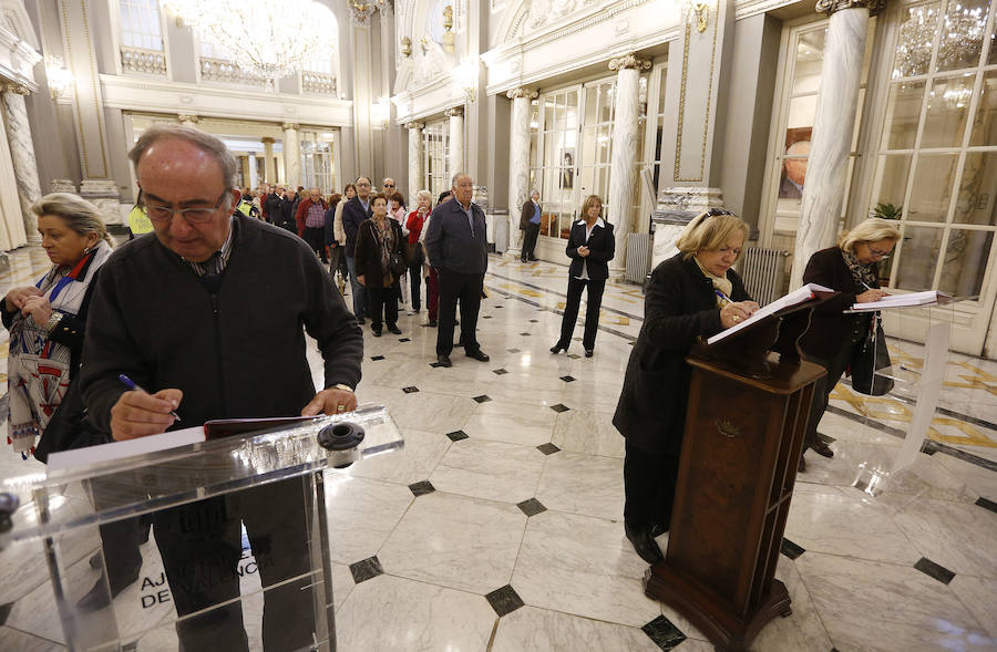 Fotos de las colas para firmar en el libro de condolencias dispuesto en el Salón de Cristal del Ayuntamiento de Valencia