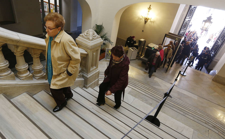 Fotos de las colas para firmar en el libro de condolencias dispuesto en el Salón de Cristal del Ayuntamiento de Valencia