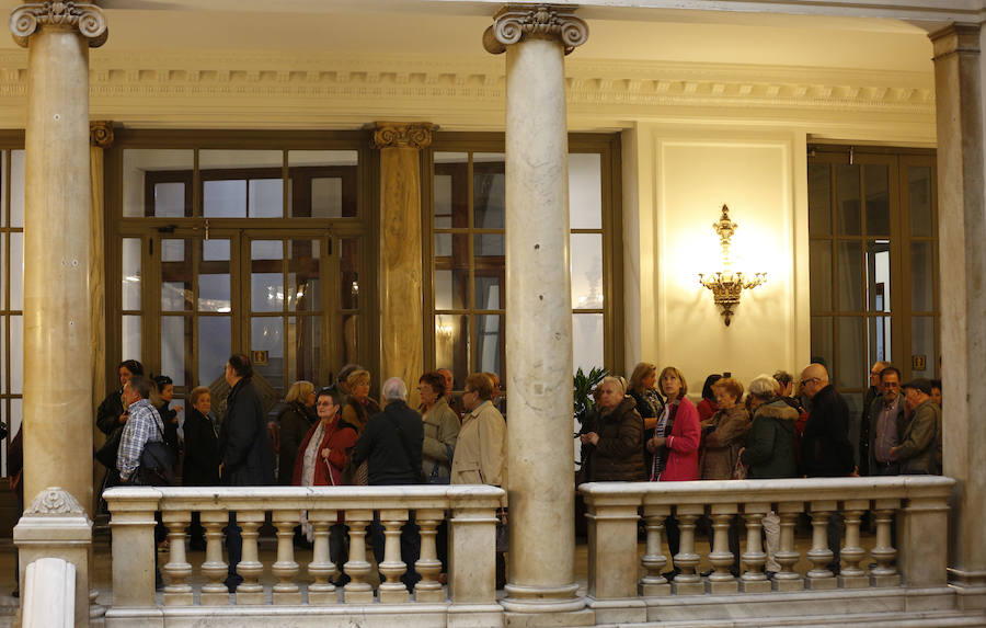 Fotos de las colas para firmar en el libro de condolencias dispuesto en el Salón de Cristal del Ayuntamiento de Valencia