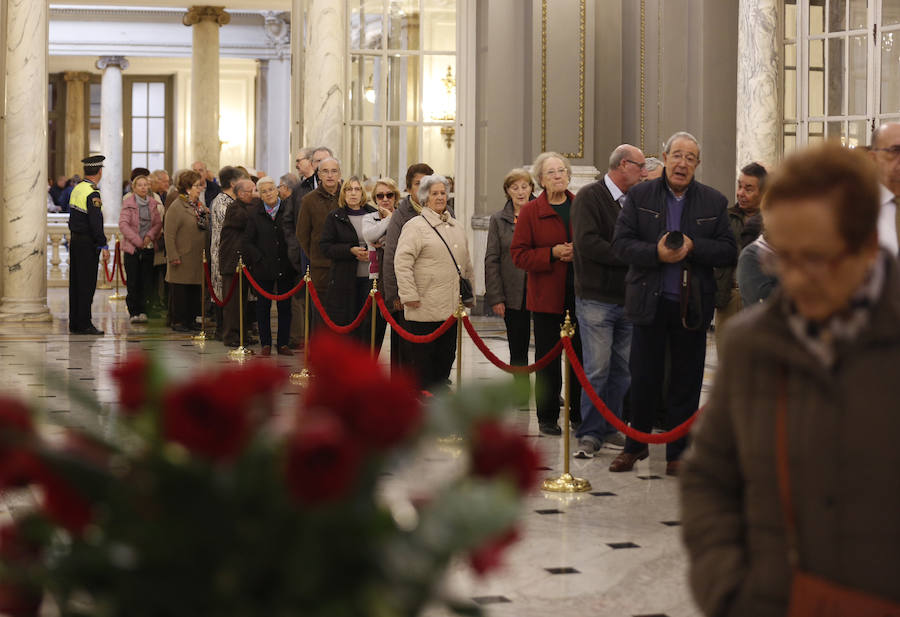 Fotos de las colas para firmar en el libro de condolencias dispuesto en el Salón de Cristal del Ayuntamiento de Valencia