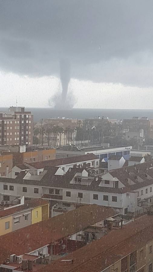 Fotos del tornado que se ha formado frente a Sueca y El Perelló