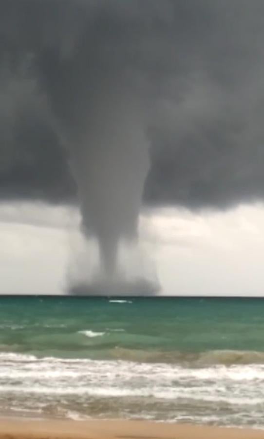 Fotos del tornado que se ha formado frente a Sueca y El Perelló