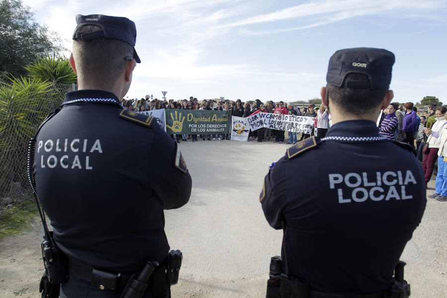 Protesta animalista en la Protectora de Bacarot