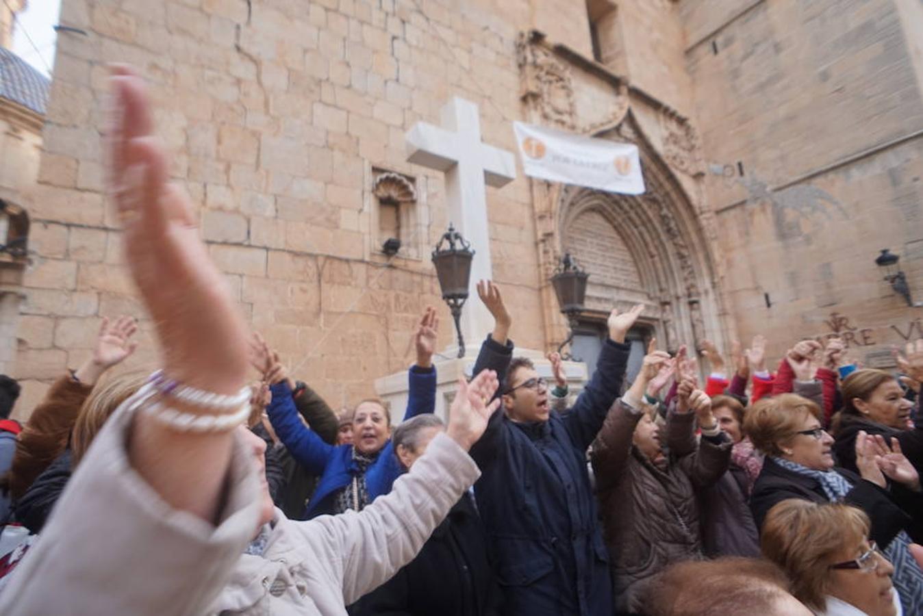 Una nueva manifestación frena el segundo intento de quitar la Cruz de los Caídos de Callosa