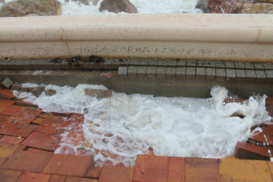 Fotos del paseo marítimo de Almenara tras la gota fría