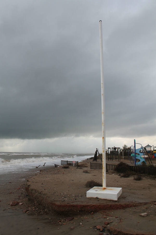 Fotos del paseo marítimo de Almenara tras la gota fría