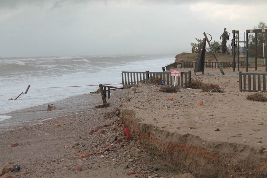 Fotos del paseo marítimo de Almenara tras la gota fría