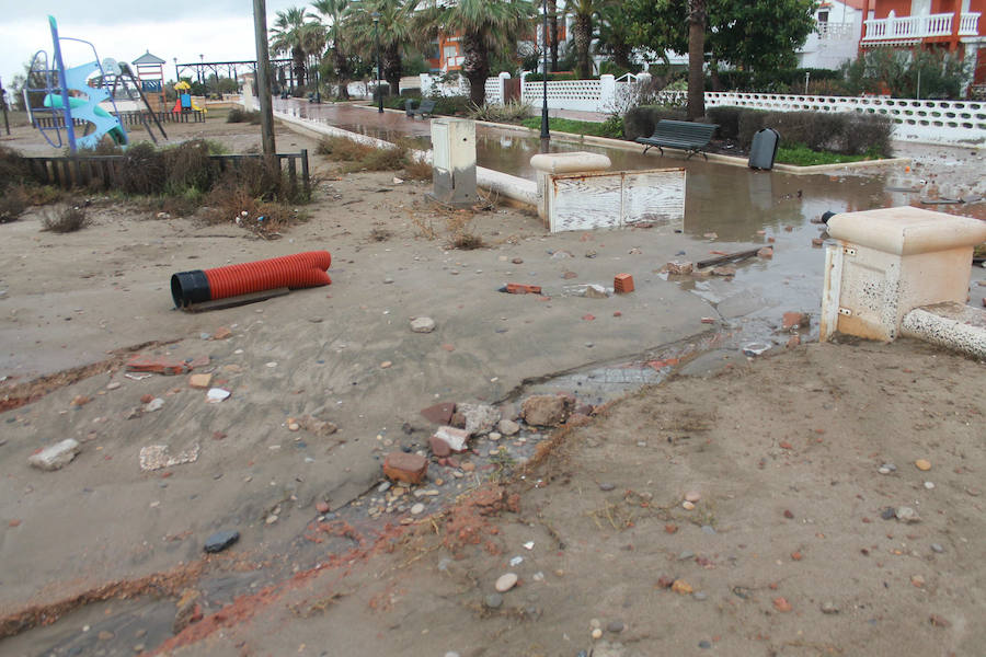 Fotos del paseo marítimo de Almenara tras la gota fría