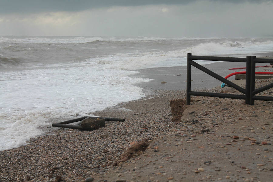 Fotos del paseo marítimo de Almenara tras la gota fría