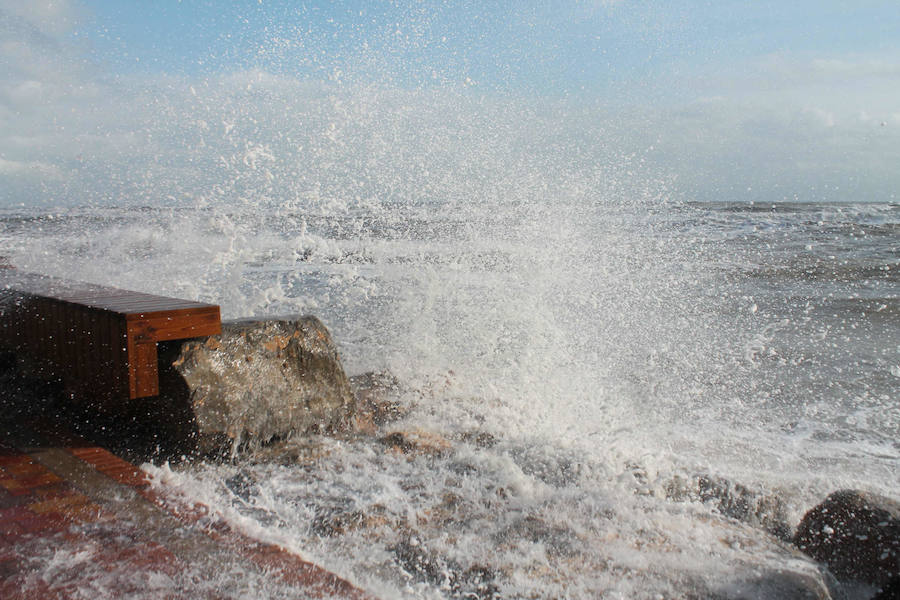 Fotos del paseo marítimo de Almenara tras la gota fría