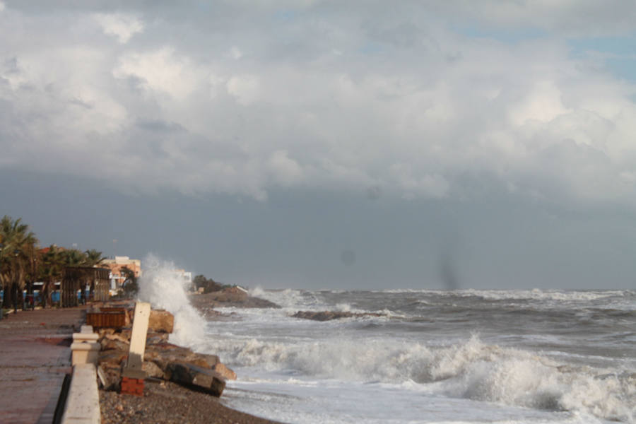 Fotos del paseo marítimo de Almenara tras la gota fría