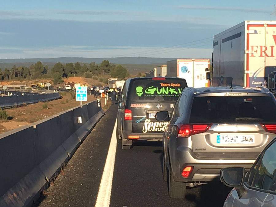 El accidente de un camión corta la A-3 en Villargordo del Cabriel