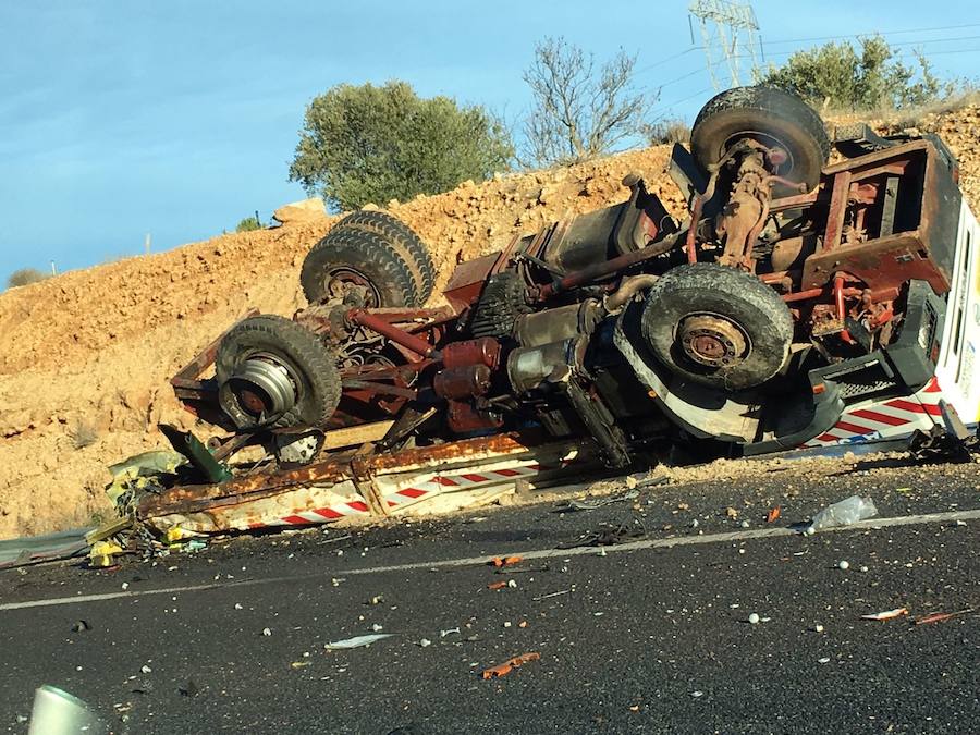 El accidente de un camión corta la A-3 en Villargordo del Cabriel