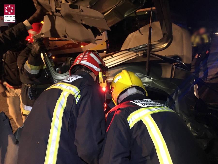 Trece heridos en un accidente entre una furgoneta, un camión y un coche en Torreblanca