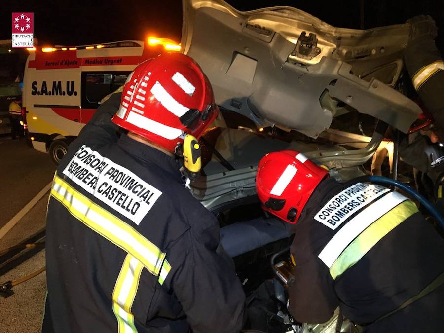 Trece heridos en un accidente entre una furgoneta, un camión y un coche en Torreblanca