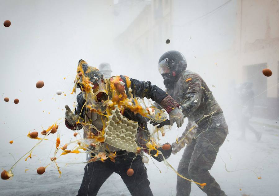 Fotos de la fiesta de &#039;Els enfarinats&#039; de Ibi