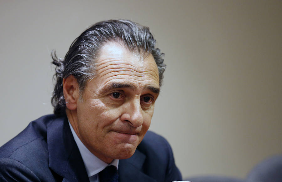 Fotos de la rueda de prensa de Cesare Prandelli tras su dimisión