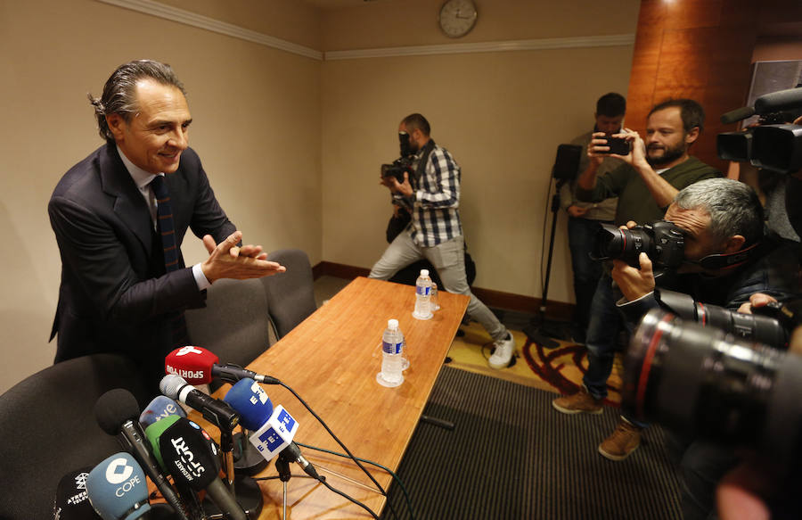 Fotos de la rueda de prensa de Cesare Prandelli tras su dimisión