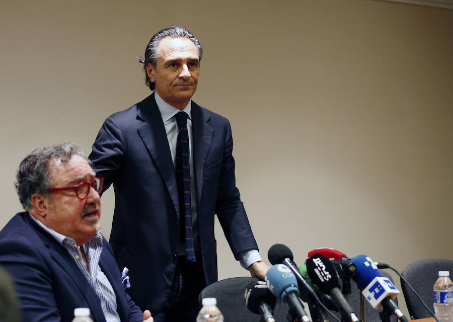 Fotos de la rueda de prensa de Cesare Prandelli tras su dimisión