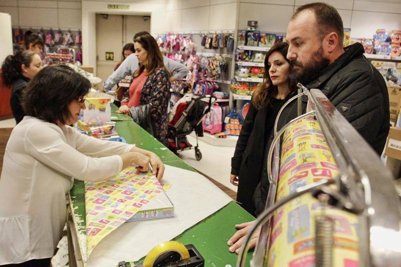 Los alicantinos apuran el tiempo para comprar los juguetes de Reyes