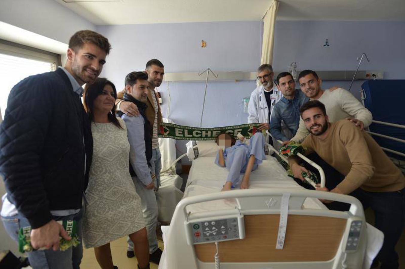 Los jugadores del Elche y la peña El Raval visitan a los menores ingresados